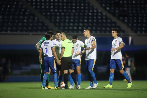 “El árbitro dijo que no fue penal antes de irse al VAR”