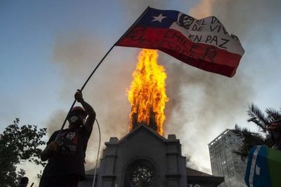 Chile: queman dos iglesias a un año del estallido social | OnLivePy