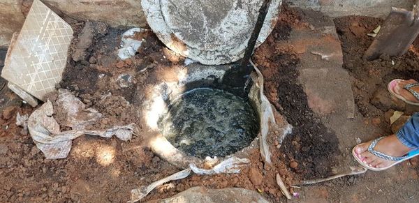 Cloaca de la Essap inunda patio de una vivienda en San Juan Bautista - Nacionales - ABC Color