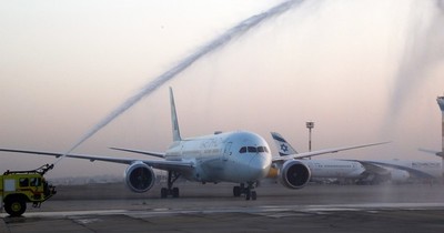 La Nación / Avión comercial de Emiratos aterriza por primera vez en Israel