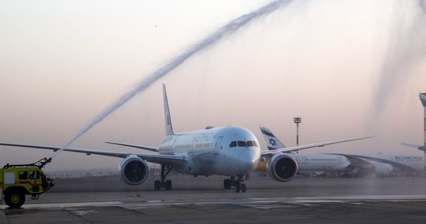 La Nación / Avión comercial de Emiratos aterriza por primera vez en Israel