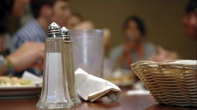 Concejales prohíben la colocación de sal en establecimientos gastronómicos - Noticiero Paraguay