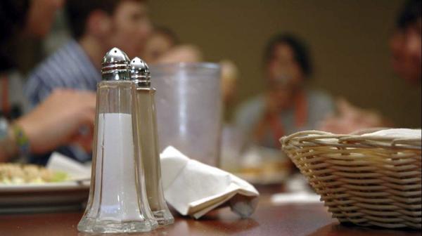 Concejales prohíben la colocación de sal en establecimientos gastronómicos - Noticiero Paraguay