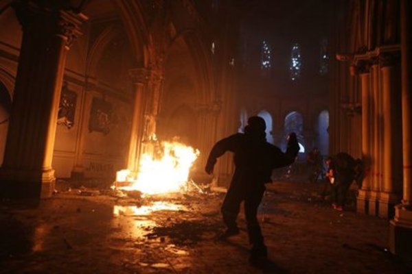 Polémica en Chile tras aparición de un funcionario de la Armada involucrado en el incendio a la Iglesia de Carabineros » Ñanduti