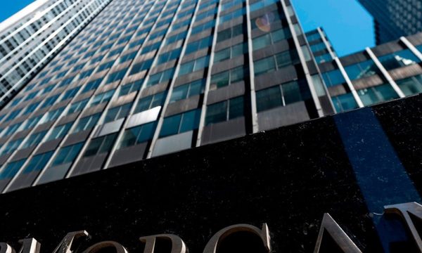 Gobierno coquetea con grandes fondos de inversión
