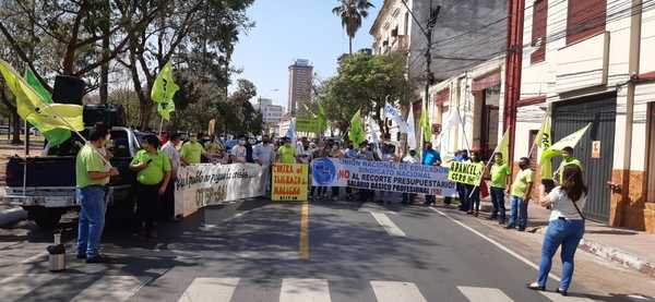 Movilizaciones docentes en reclamo de reposición en cargo y mayor presupuesto para MEC