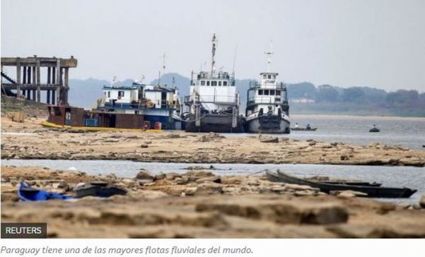 La histórica sequía del río Paraguay que tiene barcos sin poder navegar y amenaza a la economía del país