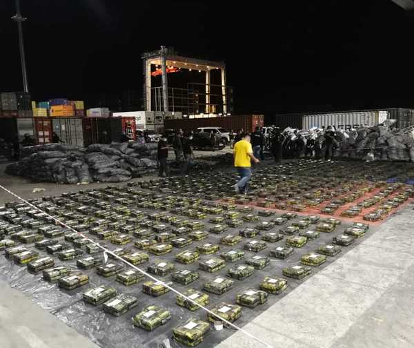 Hallan más de 2.300 kilos de cocaína en bolsas de carbón