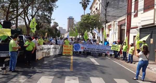 Movilizaciones docentes en reclamo de reposición en cargo y mayor presupuesto para MEC