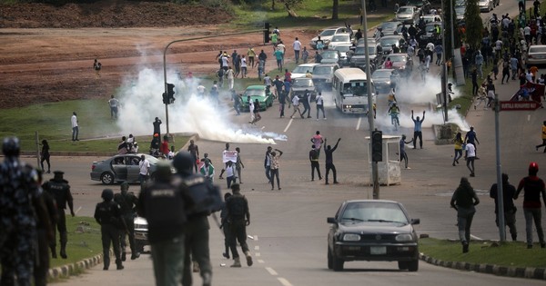 La Nación / Lagos impone un toque de queda tras incidentes en manifestaciones