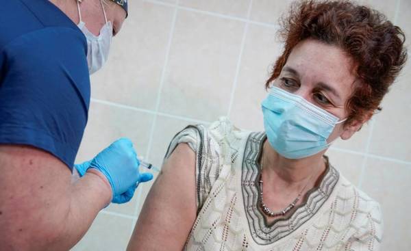 El Reino Unido planea infectar a voluntarios con COVID-19 para probar vacunas - ADN Paraguayo