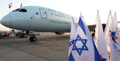 Emiratos Árabes e Israel abren su primera ruta aérea comercial