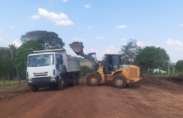 Caazapá: Realizan mejoras de caminos vecinales - Noticiero Paraguay