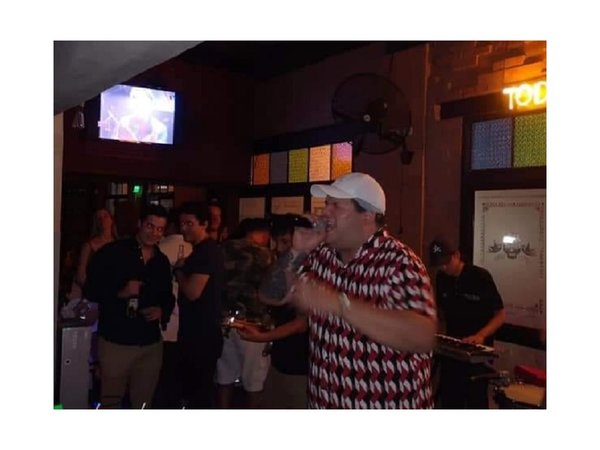 Se defiende tras cantar en la farra del escándalo