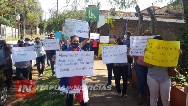 DOCENTES SE MOVILIZAN CONTRA INICIO DE CLASES PRESENCIALES