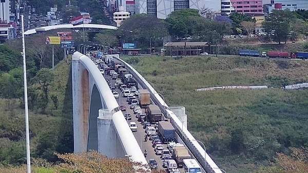 “CONTROL” de aduaneros generan EMBOTELLAMIENTO y QUEJAS en la frontera