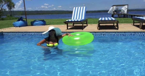 La Nación / Diputada ostenta su piscina en San Ber, pese a ocupar calle