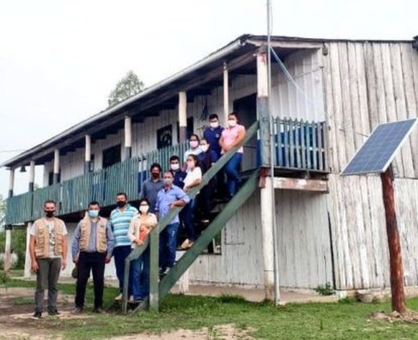 Instalan antena amplificadora de señal de internet y panel solar a escuela indígena