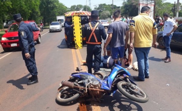 Motociclista lesionada tras ser embestida por un automóvil