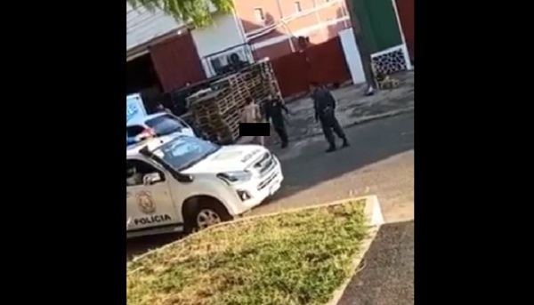 Hombre de 22 años, totalmente desnudo, hacía “pasarela” por calles de Coronel Oviedo