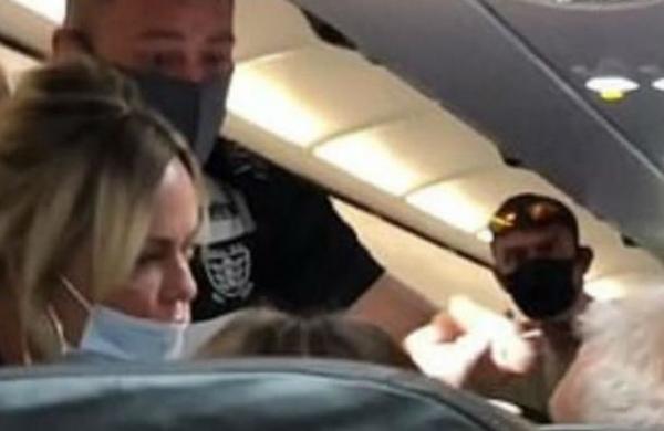 Pasajero de un avión se negó a usar mascarilla, fue abofeteado por su esposa y desató una pelea masiva - C9N
