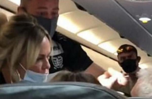 Pasajero de un avión se negó a usar mascarilla, fue abofeteado por su esposa y desató una pelea masiva - SNT