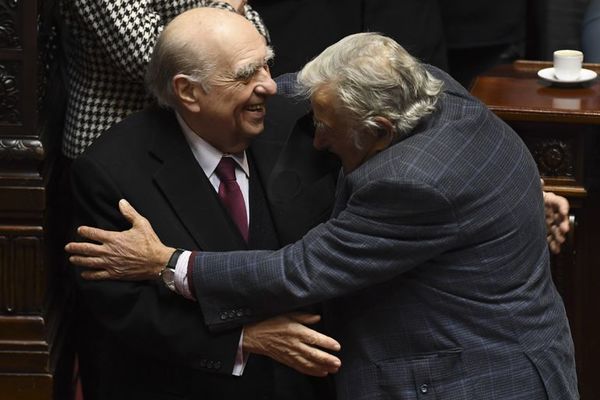 Expresidentes uruguayos Mujica y Sanguinetti se retiran juntos del Senado - Mundo - ABC Color