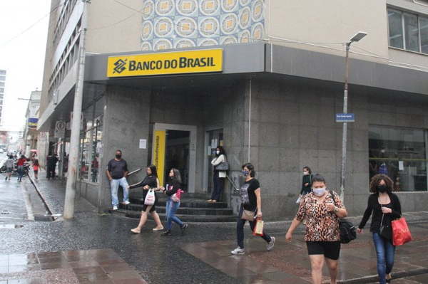 Mujer lleva a un anciano muerto al banco e intenta cobrar su pensión - Noticiero Paraguay