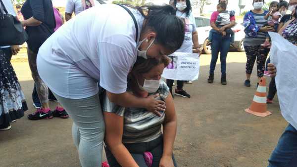 Familiares Natalia se manifiestan frente a la Comisaría de Mujeres para exigir justicia » Ñanduti