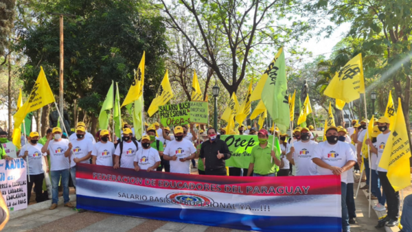 Movilización de docentes en reclamo a mayor presupuesto