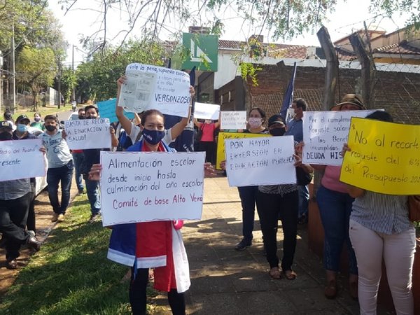 Docentes se movilizan en contra de vuelta a clases presenciales en lo que resta del año