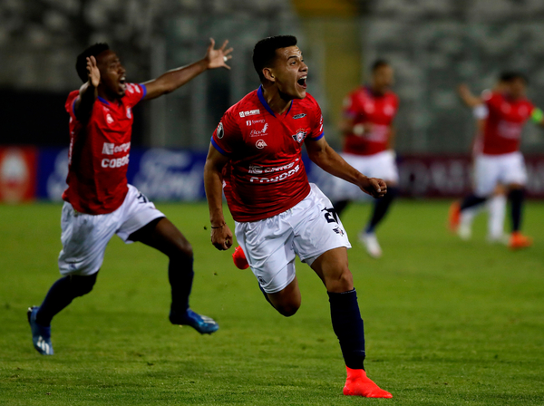 Wilstermann da el golpe en Chile y pasa de ronda