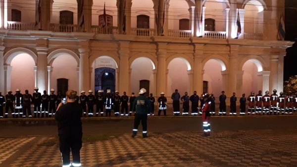 Bomberos independientes se manifiestan contra el "monopolio"