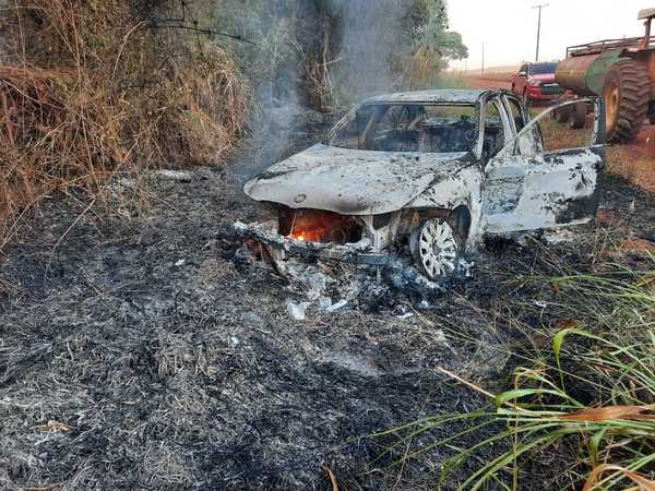 Raptan a vendedor de autos y queman su vehículo en camino vecinal de Tavapy