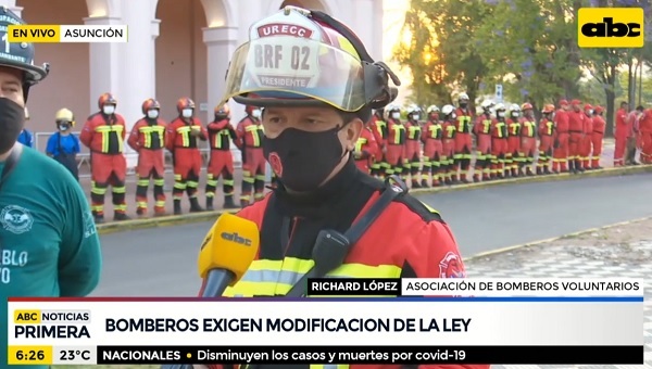 Bomberos independientes se manifiestan y piden cambio en proyecto de ley