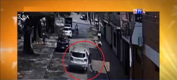 Víctima de robo se colgó del auto del supuesto ladrón | Noticias Paraguay