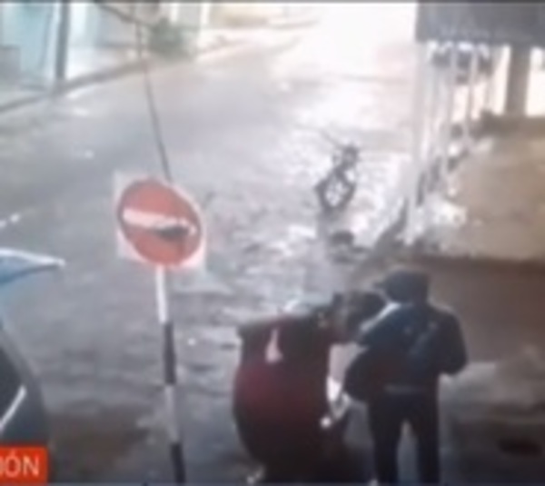 Nuevo ataque callejero de motochorro - Paraguay.com