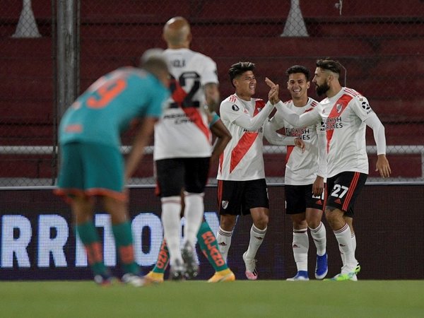 River vapulea a Liga con goles colombianos y toma liderato del Grupo D