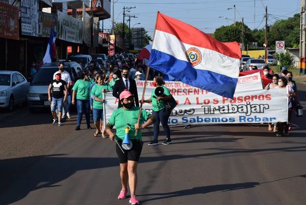 Encarnacenos inician movilización para exigir reapertura del puente - Nacionales - ABC Color