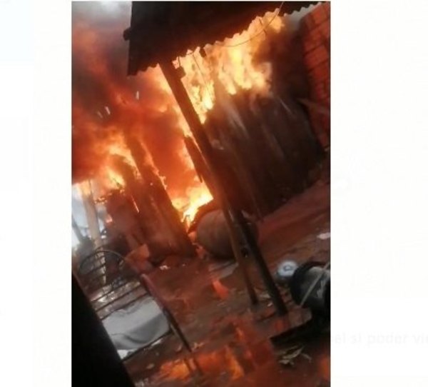 Crónica / (VIDEO) Filmó cómo se incendió su casita