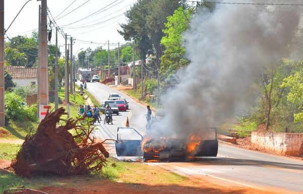 Fuego consumió un vehículo en Villarrica - Nacionales - ABC Color