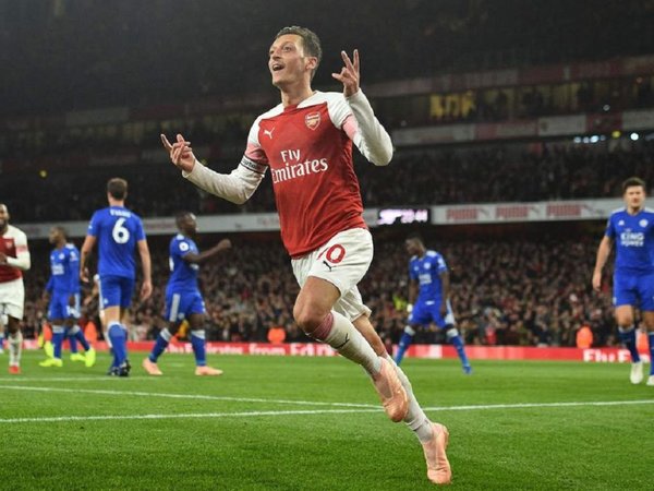 Özil acusa al Arsenal de "desleal"