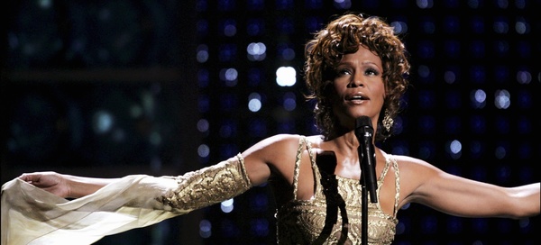 Una nueva investigación sobre la muerte de Whitney Houston sostiene que la cantante fue asesinada » Ñanduti