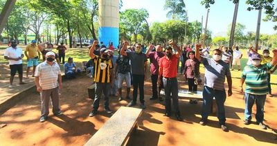 Paseros anuncian cierre de puente de la Amistad porque no se les deja trabajar - ABC en el Este - ABC Color
