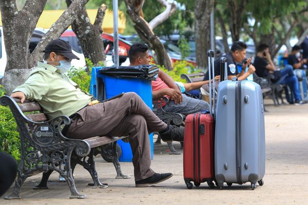 Una huelga de empleados de aeropuertos deja sin vuelos a Bolivia - MarketData