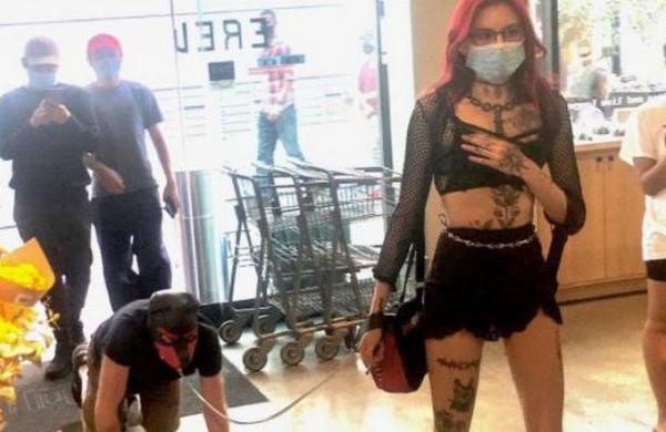 Captan a una dominatrix paseando a un hombre con correa en un supermercado - C9N