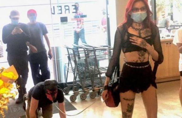 Captan a una dominatrix paseando a un hombre con correa en un supermercado - SNT