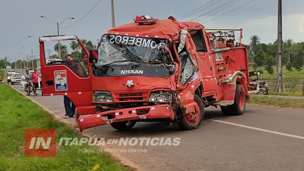 CAMIÓN HIDRANTE DE SAN PEDRO DEL PARANÁ VOLCÓ Y QUEDÓ CON DAÑOS MATERIALES