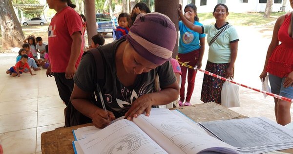 La Nación / Docente da clases a niños de Qupa’y, que no existen para el MEC