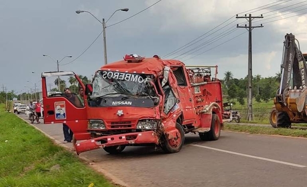 HOY / Carro de bomberos sufre accidente mientras acudía a un servicio en San Pedro del Paraná